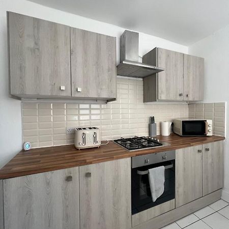 Large 3 Bed - 10 Mins To Centre Villa Ливърпул Екстериор снимка