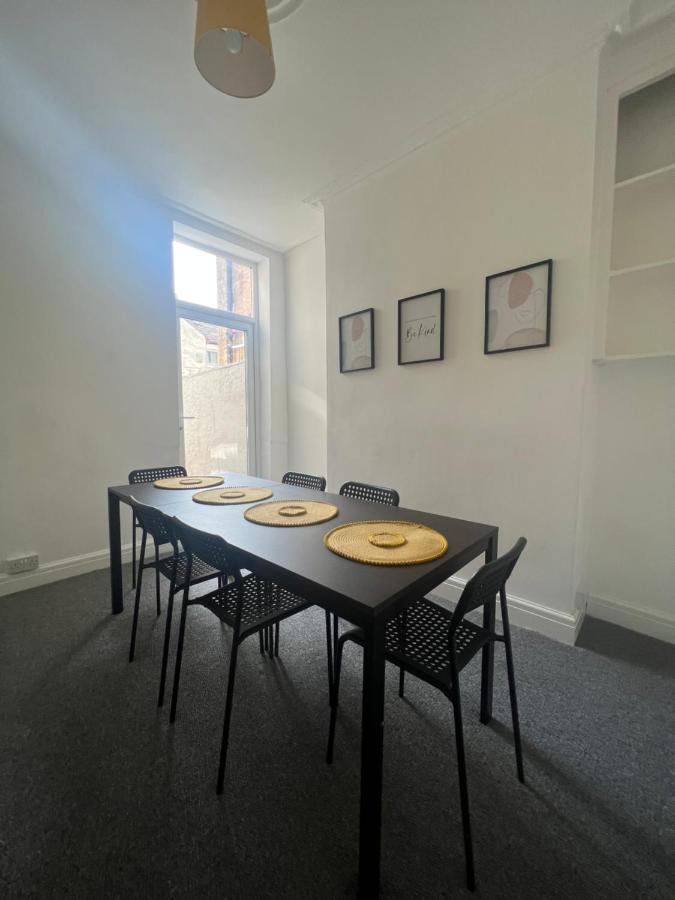Large 3 Bed - 10 Mins To Centre Villa Ливърпул Екстериор снимка