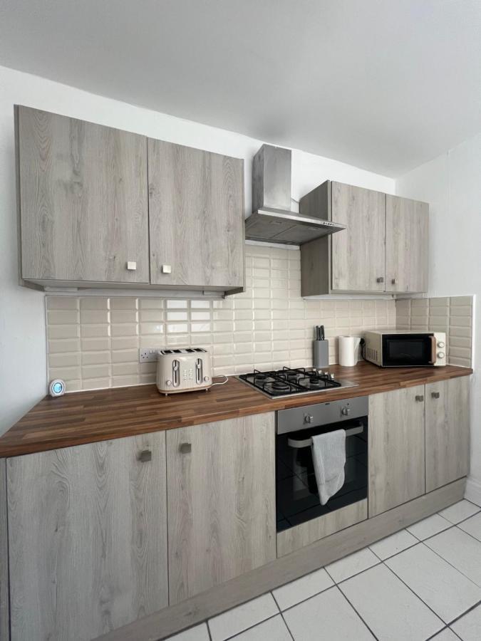 Large 3 Bed - 10 Mins To Centre Villa Ливърпул Екстериор снимка
